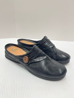 Yuu Gilmore Black Leather Clogs Mules with Button Accents Women’s Size 10M